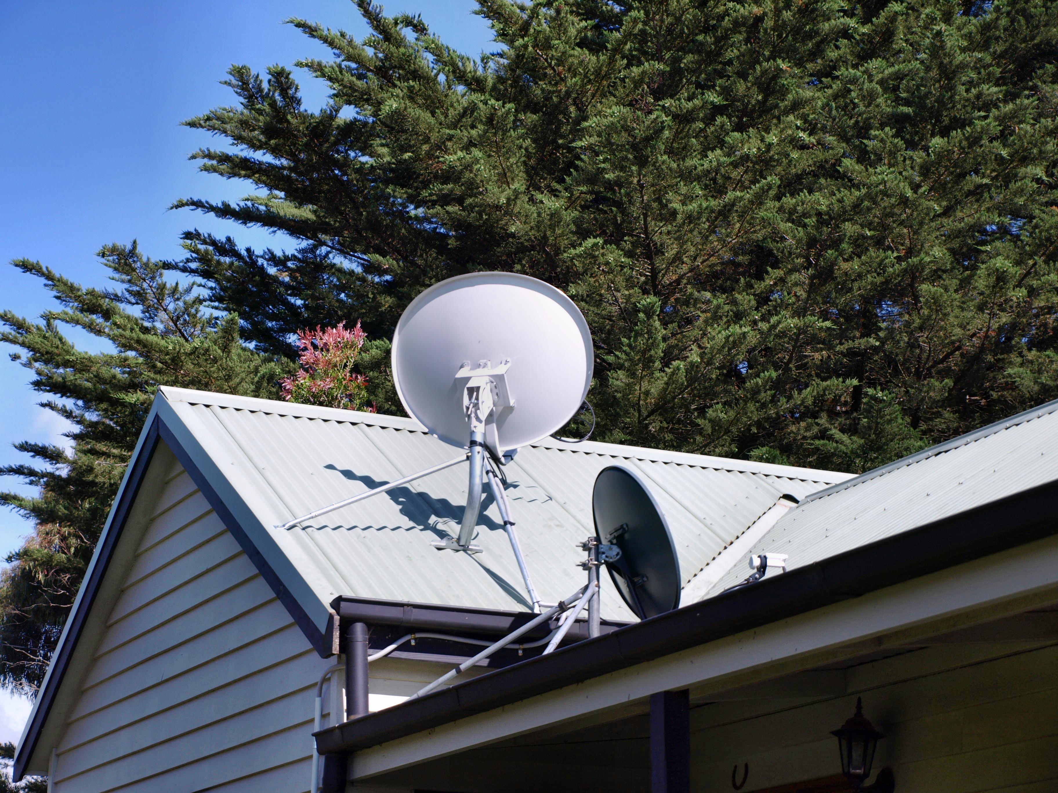 Лучшие спутниковые тарелки. Спутниковая антенна. Спутниковый интернет в частный дом. Спутниковая антенна для интернета. Спутниковая тарелка для интернета.